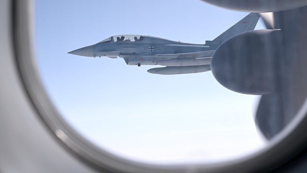 Ein Eurofighter aus Laage fliegt bei der Nato-Übung „Rapid Viking 2023“ über Island. Foto: dpa/Britta Pedersen