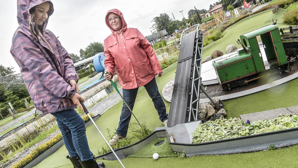 Lucia (9) und Katja Cuvelier trotzen dem Wetter und spielen Minigolf. Foto: Ortgies