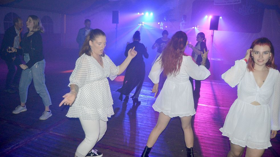 Mit einer Zelt-Disco wurde das Schützenfest am Freitagabend in Idafehn eingeläutet. Foto: Weers