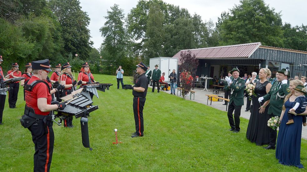 Der bisherige Schützenkönig Heinz Bernhard Rörsch (links, klatschend) freut sich über das Abschiedsständchen des Spielmannszuges aus Flachsmeer. Foto: Weers