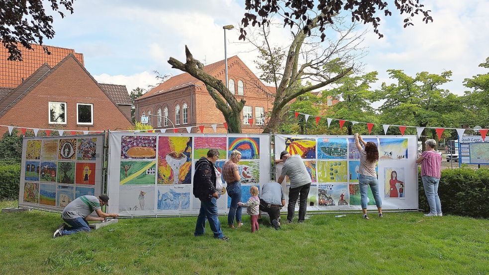 Die ersten Planen mit den Bildern wurden bereits aufgehängt. Foto: privat