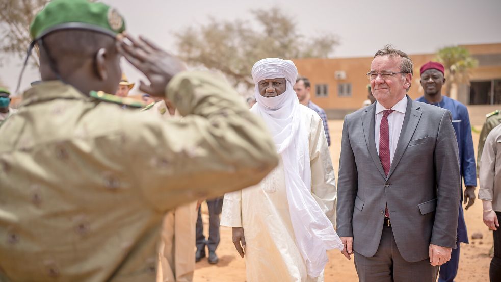 Noch im April besuchte Bundesverteidigungsminister Pistorius die Sahelregion. Besuche dieser Art scheinen nun unmöglich. Foto: dpa/Michael Kappeler