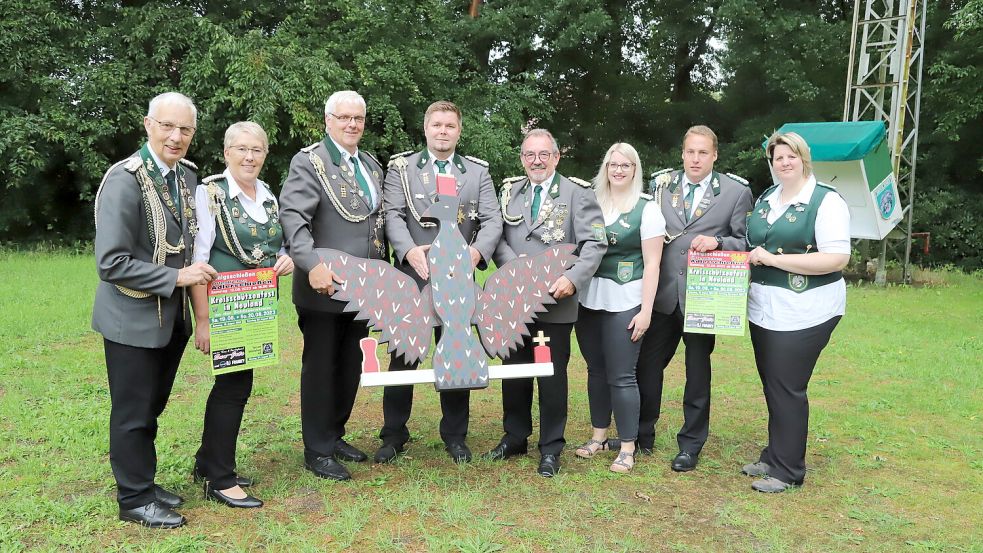 Fast zu schade für den Beschuss: Den kunstvoll gefertigten Adler übergab Erbauer Heinrich Kruse (dritter von links) an den Vorstand des Schützenvereins Neuland. Foto: Passmann