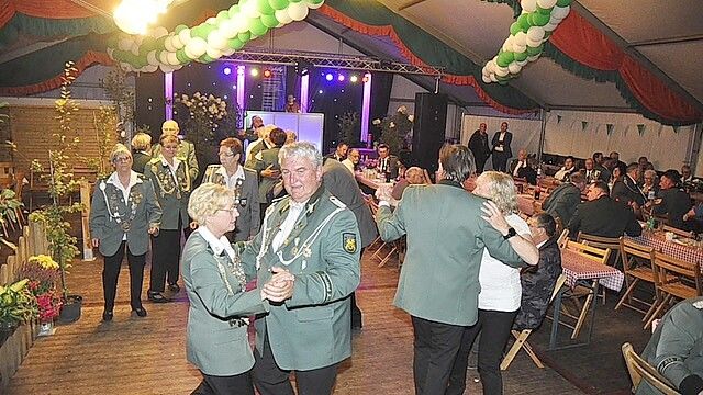 Nach der Proklamation des neuen Königshauses wurde im Festzelt getanzt. Foto: Wolters