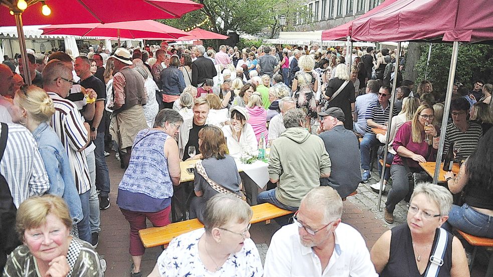 Die Besucher, die bereits am frühen Abend gekommen waren, konnten sich am Freitag einen Sitzplatz sichern. Foto: Wolters