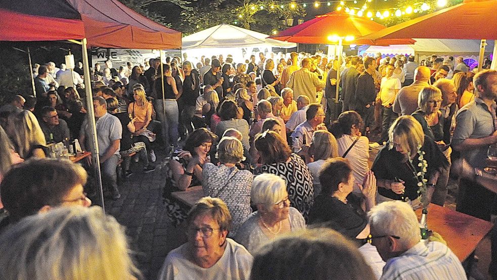 Als es dunkel wurde, war die Atmosphäre im Rathausinnenhof besonders stimmungsvoll. Foto: Wolters