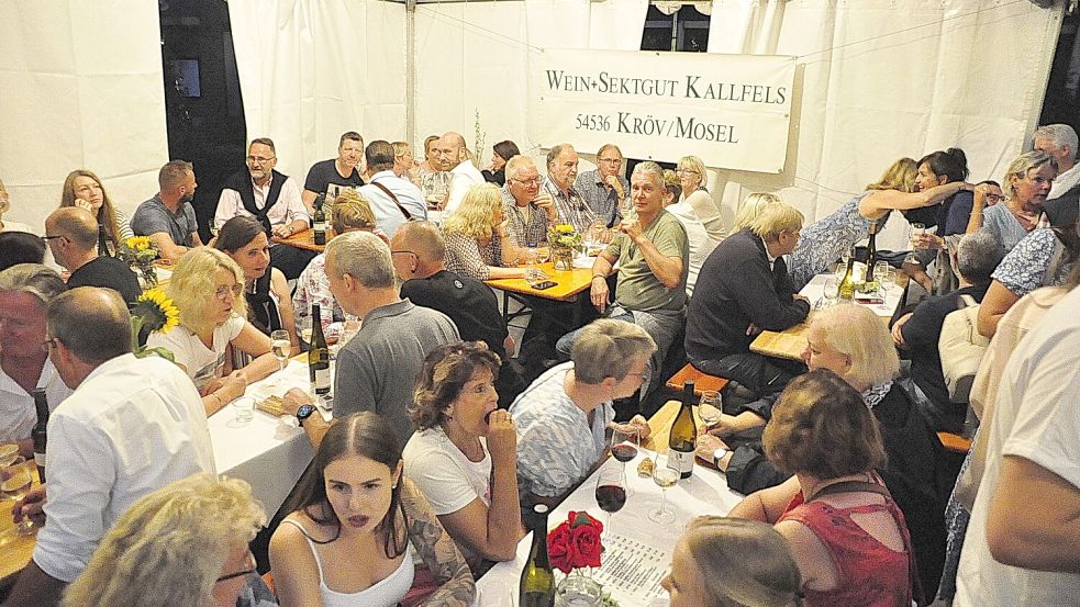 Besucher unterschiedlicher Altersgruppen genossen im Kreis von Freunden und Bekannten einen geselligen Abend bei sommerlichen Temperaturen. Foto: Wolters