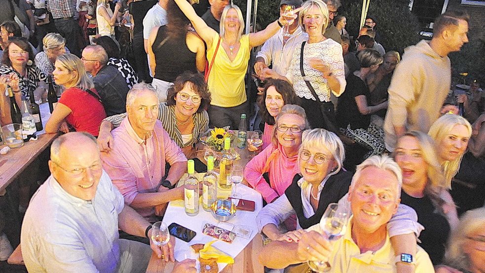 Urlaubsfeeling in Leer: Die Besucher genossen einen geselligen Abend bei sommerlichen Temperaturen und einem guten Tropfen Wein. Foto: Wolters