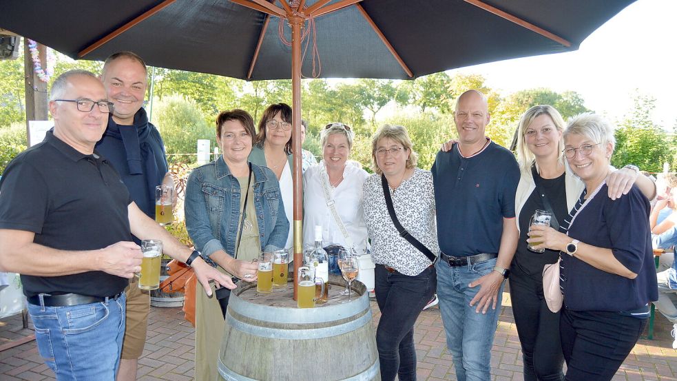 Bei sonnigem Wetter ließ sich ein Glas Wein oder Bier auf dem Holter Weinfest besonders gut genießen. Foto: Weers