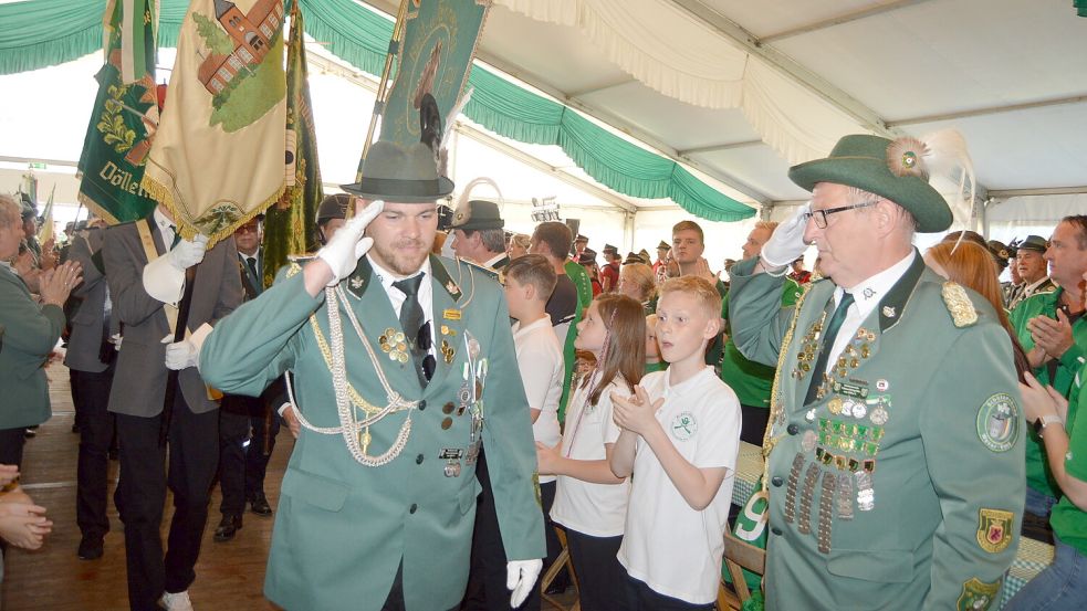 Der Einmarsch in das Festzelt.