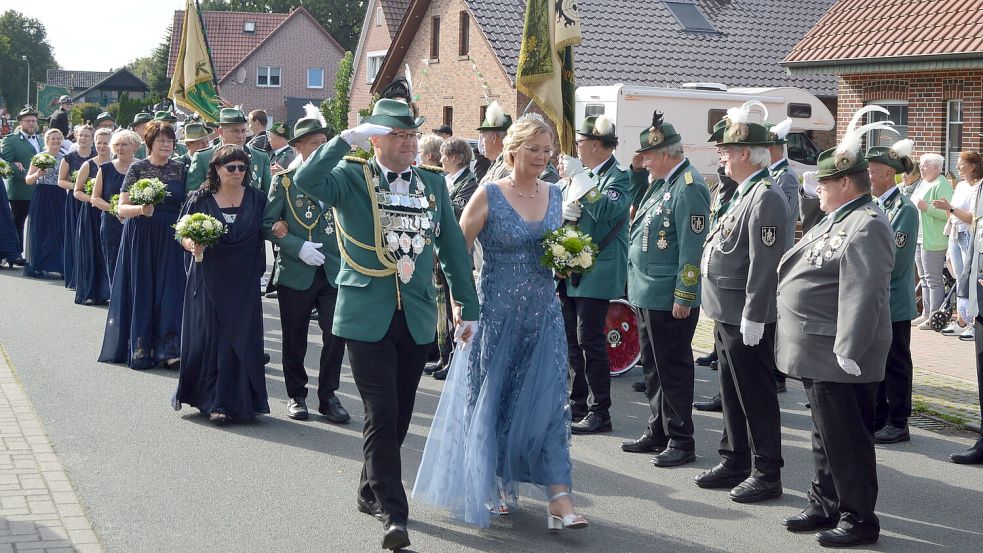 Mit dem Königspaar Olaf Jongebloed-Kossenjans und seiner Frau SIlvia Jongebloed ging es beim Umzug durch den Ort. Fotos: Weers