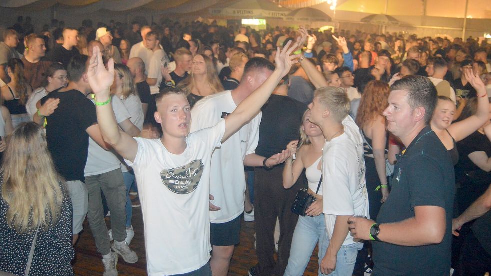 Ordentlich gefeiert wurde am Freitagabend bei der Zeltfete in Ostrhauderfehn. Foto: Weers