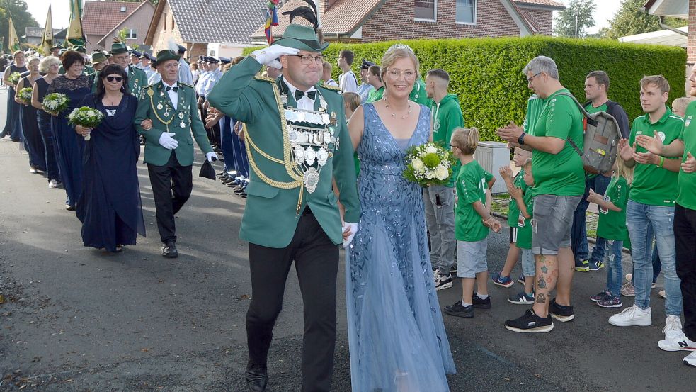 Der Umzug durch den Ort war der Höhepunkt des Völlenerkönigsfehner Schützenfestes. Foto: Weers