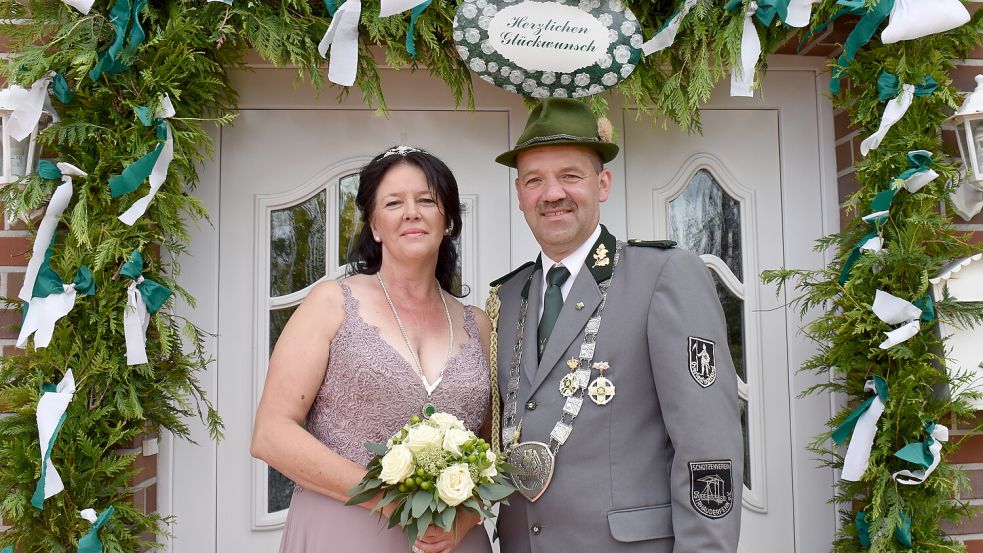 Gregor und Linda Hoten sind das neue Schützenkönigs-Paar von Ostrhauderfehn. Foto: Zein