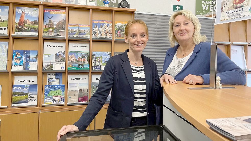 Sabine Kreke (links) und Wera Kaiser sind das neue Team der Tourist-Information Rhauderfehn. Foto: Janßen