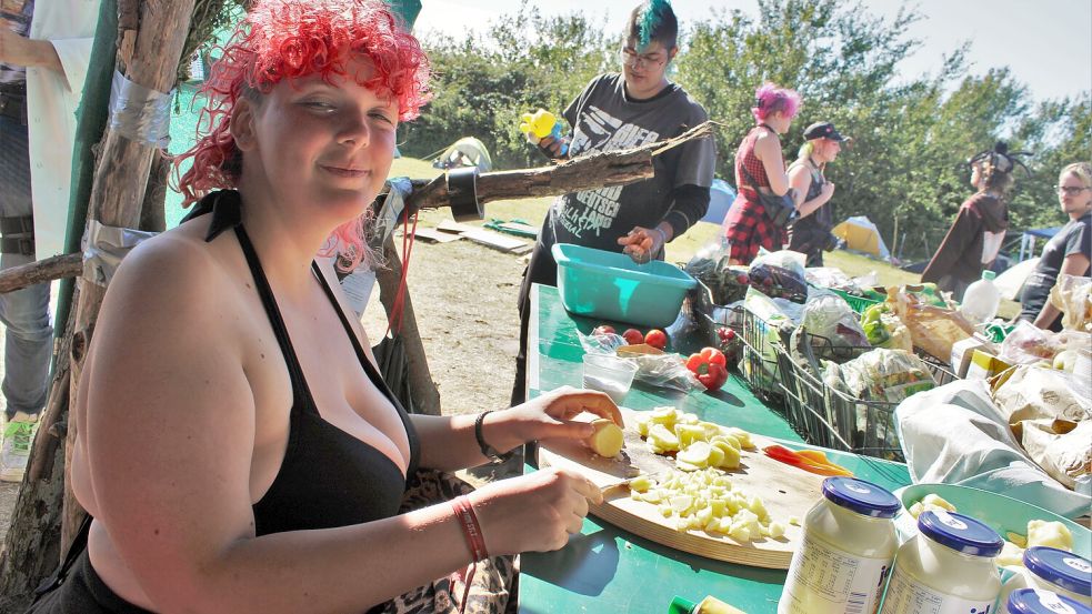 „Sehne“ kümmert sich um den Kartoffelsalat für das Abendessen im Camp. Foto: Dania Isabell Martin