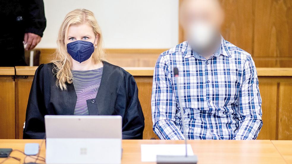 Das Bild zeigt den Angeklagten und seine Verteidigerin Sandra Baumann im Oldenburger Gerichtssaal. Archivfoto: Dittrich/DPA