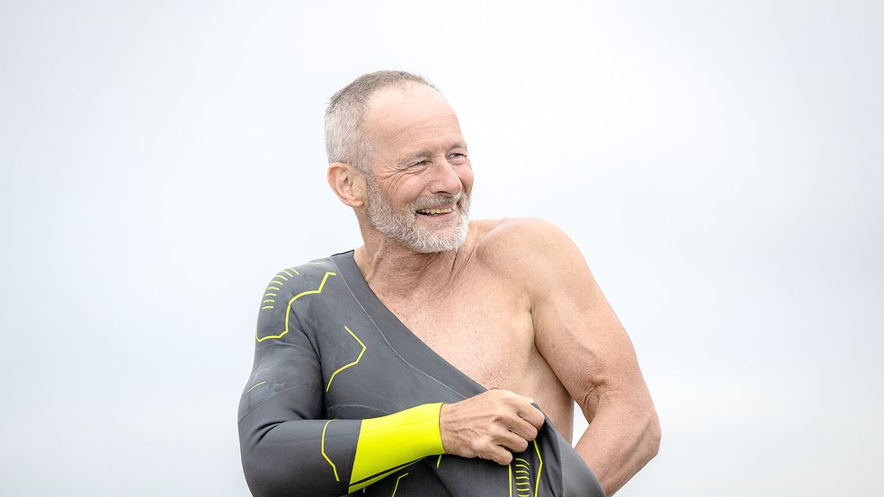 Der Oldenburger Frank Feldhus ist in 48 Stunden von Wangerooge nach Borkum geschwommen. Foto: dpa/Mohssen Assanimoghaddam