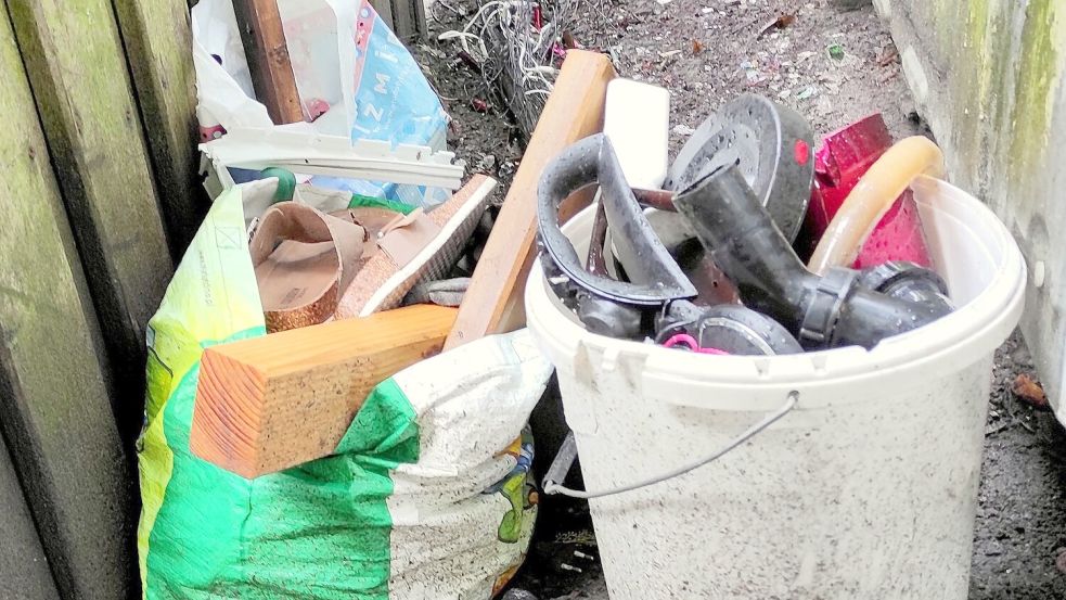 Auch hinter den Containern werden immer wieder Abfälle versteckt. Foto: Landkreis Leer