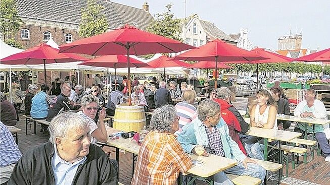 Das Weinfest in Weener ist ein beliebter Treffpunkt zum Klönen, Schlemmen und Freunde treffen. Archivfoto: Gettkowski