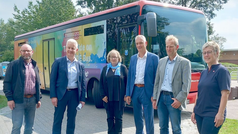 Dennis Jäger (Weser-Ems-Bus, von links), Landrat Matthias Groote, Gabriele Ostholthoff (stellvertretende Bürgermeisterin von Westoverledingen), Bürgermeister Günter Harders (Ostrhauderfehn), Bürgermeister Geert Müller (Rhauderfehn) und Ines Redenius (Weser-Ems-Bus) freuen sich beim Idasee, wo nun auch der Bus hält, über das erweiterte Angebot der Linie 656. Foto: Scherzer