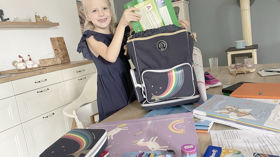 Lea Oltmanns packt schon ihre Tasche für den ersten Schultag. Foto: Hellmers