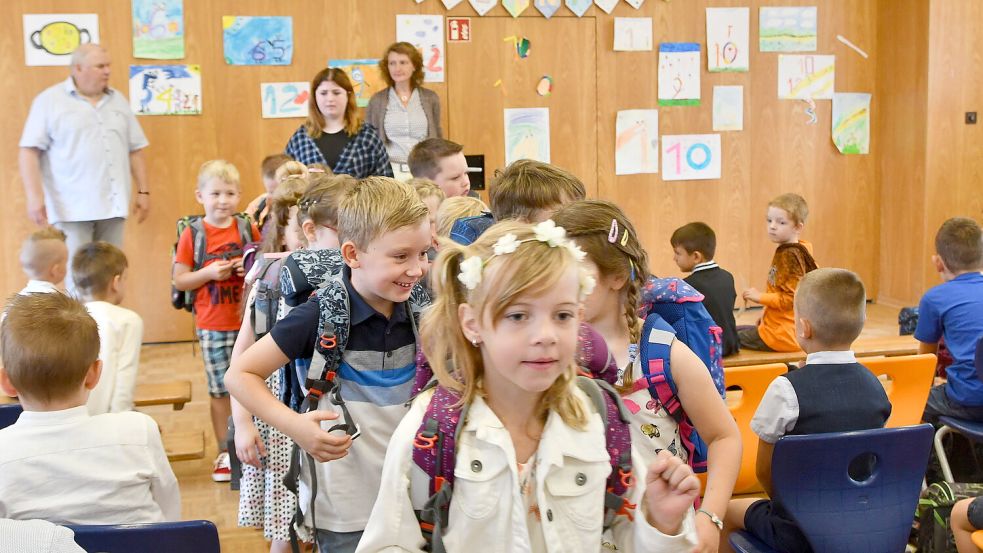 Nach der Feierstunde ging es in Völlenerfehn Richtung Klassenräume. Fotos: Scherzer