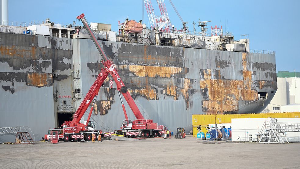 Der schwer beschädigte Autofrachter „Fremantle Highway“ liegt mit geöffneten Toren im Hafen. Nach dem Feuer auf dem Autofrachtschiff vor der niederländischen Küste hat heute die Bergung der Ladung begonnen. Foto: Lars Penning/dpa