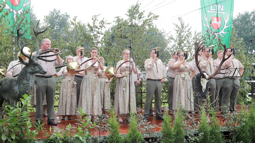 Als Gastgeber präsentierte sich die Jagdhornbläsergruppe des Hegering Ramsloh mit drei Jagdsignalen. Foto: Passmann