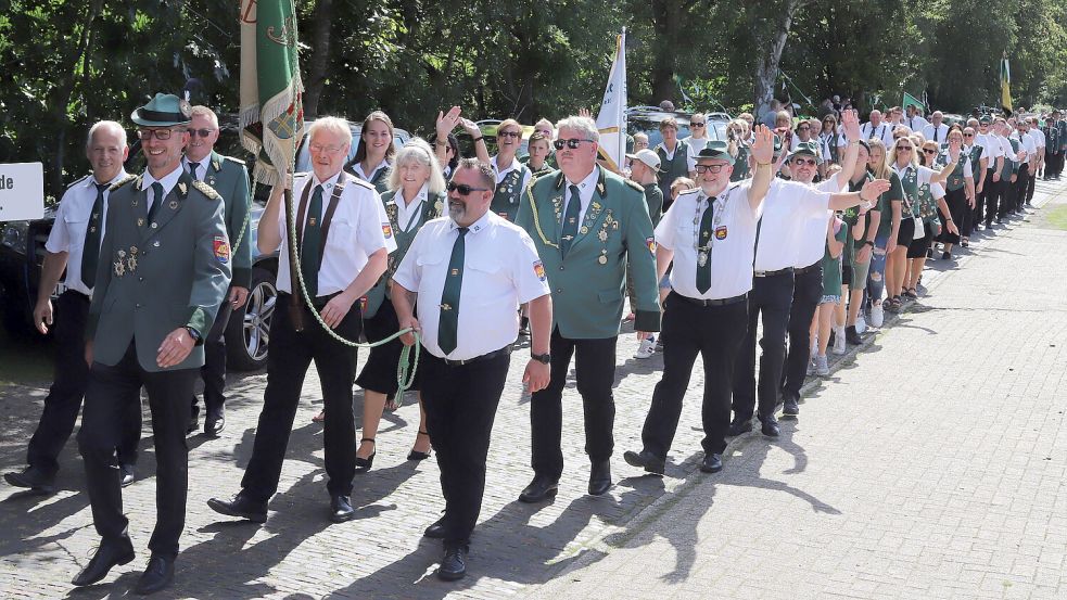 Der Festumzug zog sich durch die geschmückte Ortschaft von Neuland Fotos:. Passmann