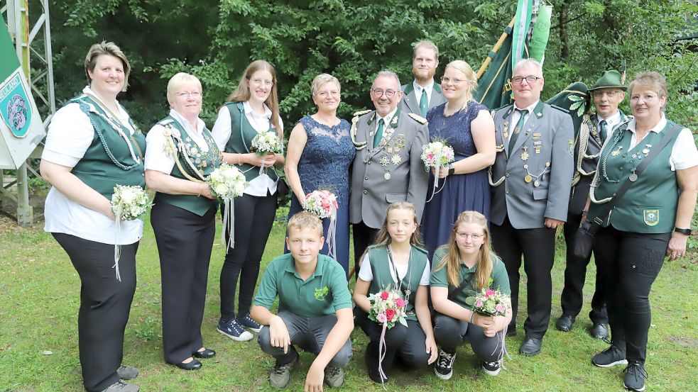 Der Königsthron des Schützenvereins Neuland mit dem Königspaar Siegfried Ukena und Jutta Wünsch (Mitte).