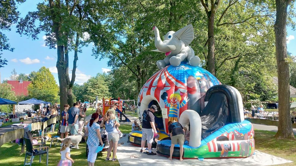 Magnet für alle Kinder war in Marienheil die Hüpfburg mit Rutsche. Foto: Scherzer