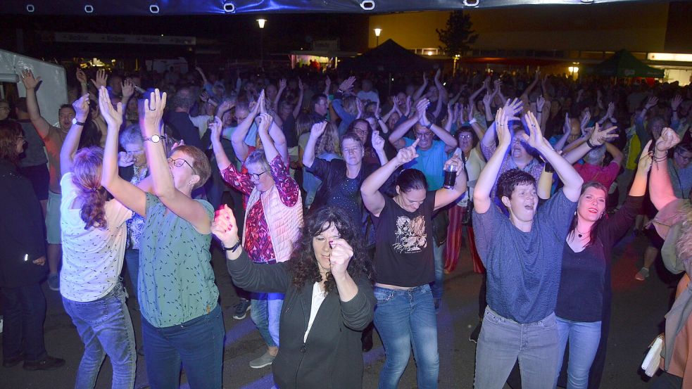 Auf dem Schulgelände der Grundschule Langholt wurde im Rahmen der Oldie-Fete bis weit in die frühen Morgenstunden ausgelassen gefeiert. Foto: Weers