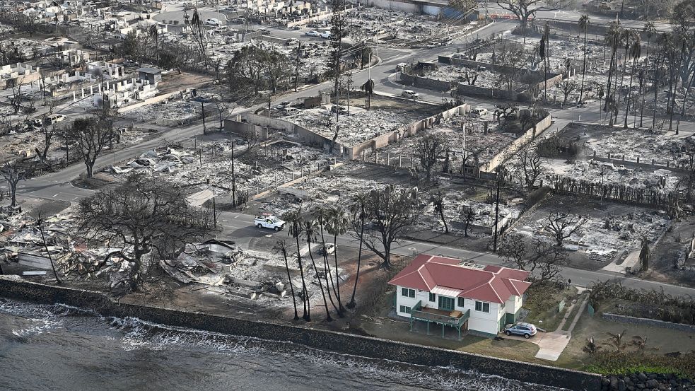 Ein Bild, das viral ging: In den sozialen Netzwerken wird es „das rote Haus“ genannt, Medien sprechen vom „Wunderhaus“. Wie konnte das Gebäude in Lahaina das Feuer unbeschadet überstehen? Foto: AFP/PATRICK T. FALLON