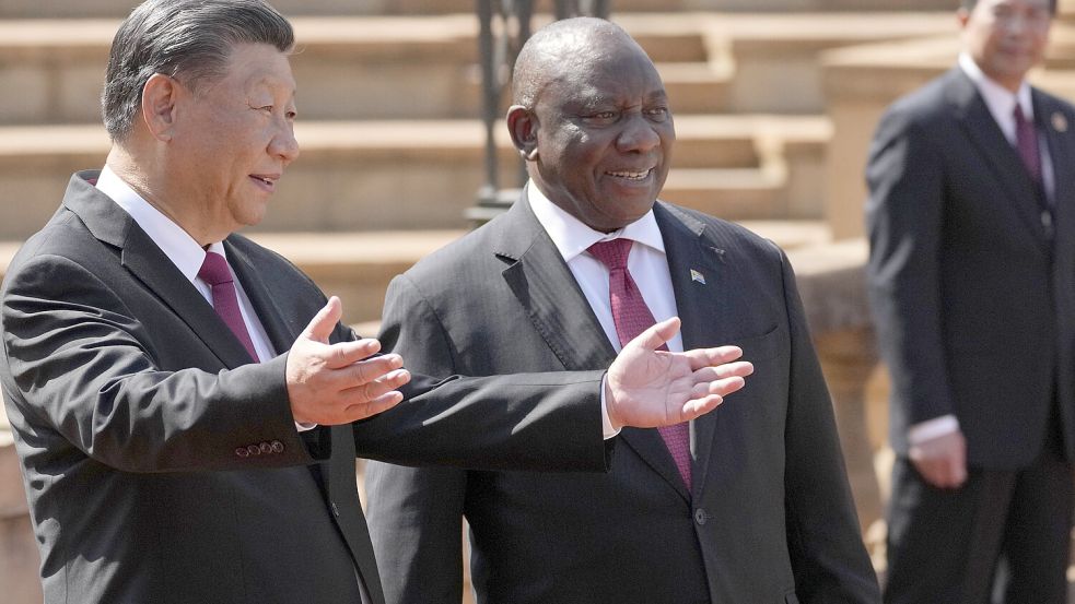 Sagt gern, wo es langgeht: Chinas Staatschef Xi Jinping bei der Ankunft zum Brics-Gipfel in Johannesburg mit Südafrikas Präsident Cyril Ramaphosa. Foto: Apicture alliance/dpa/AP/Themba Hadebe