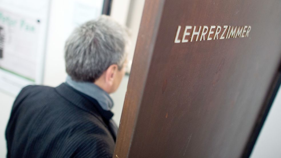 Ein Lehrer betritt das Lehrerzimmer einer Schule in Hannover. Die niedersächsische Polizei hat sich im vergangenen Jahr mit einer gestiegenen Zahl von Übergriffen auf Lehrkräfte befassen müssen. Foto: Picture Alliance/Stratenschulte/DPA