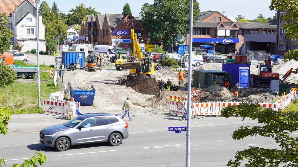 In vollem Gange sind seit Montag die Arbeiten auf der Pater-Raskin-Straße in Papenburg. Foto: Schade