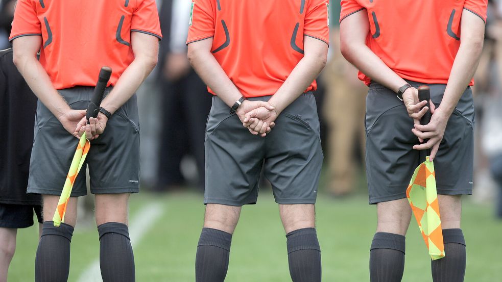 Zu oft sind Schiedsrichter die Opfer bei Gewalt- oder Diskriminierungsvorfällen im Amateurfußball. Foto: dpa/Fredrik von Erichsen