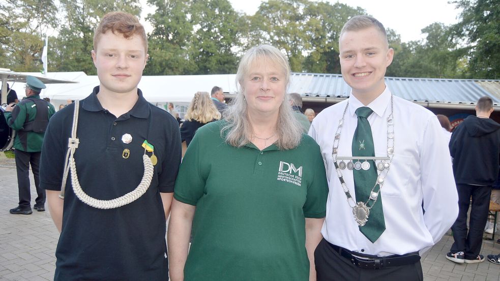 Malte Ksienzyk, Birgit Gerdes und Lukas Ksienzyk wurden während des Schützenfestes in Glansdorf geehrt.