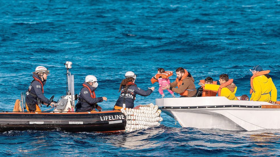 Rettungsaktion der deutschen Seenotrettungsorganisation Mission Lifeline im Mittelmeer. Die Aufnahme ist vom Dezember 2022. Foto: Johannes F. Räbel/picture alliance/dpa/mission lifeline