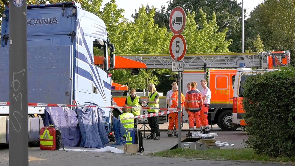 Mit seinem Fahrrad geriet der Jugendliche unter den Lkw. Ein Kriseninterventionsteam betreute Zeugen und Angehörige. Foto: HamburgNews/Höfig