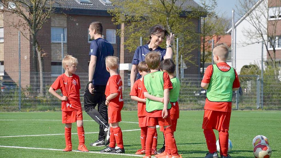 Elke Opitz mit einer ihrer Mannschaften auf dem Platz des SSC Dodesheide. Foto: Elke Opitz