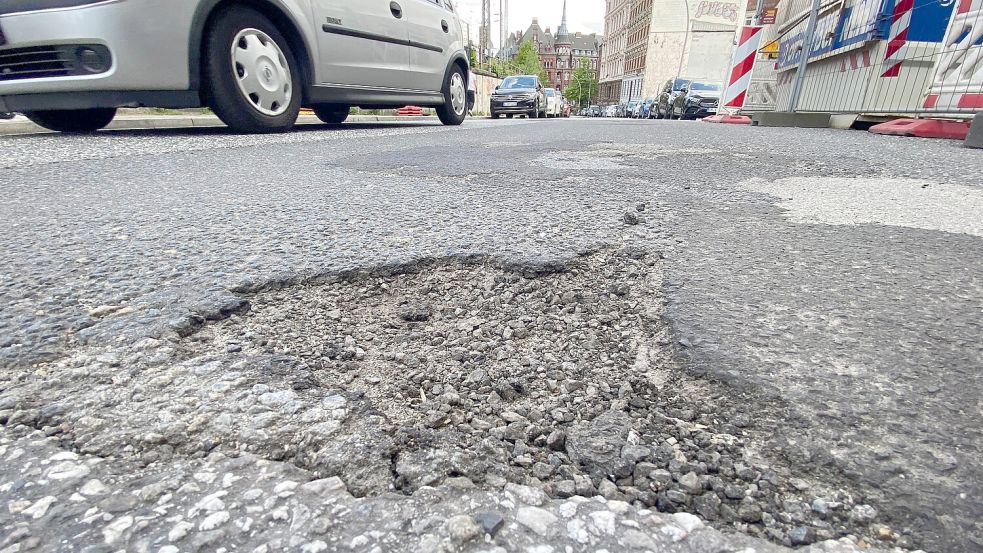 Schlaglöcher, Reparaturbedarf im Schiennennetz, wenig E-Ladesäulen: Im deutschen Verkehr gibt es viel Sanierungsbedarf. Foto: Marcus Brandt/dpa