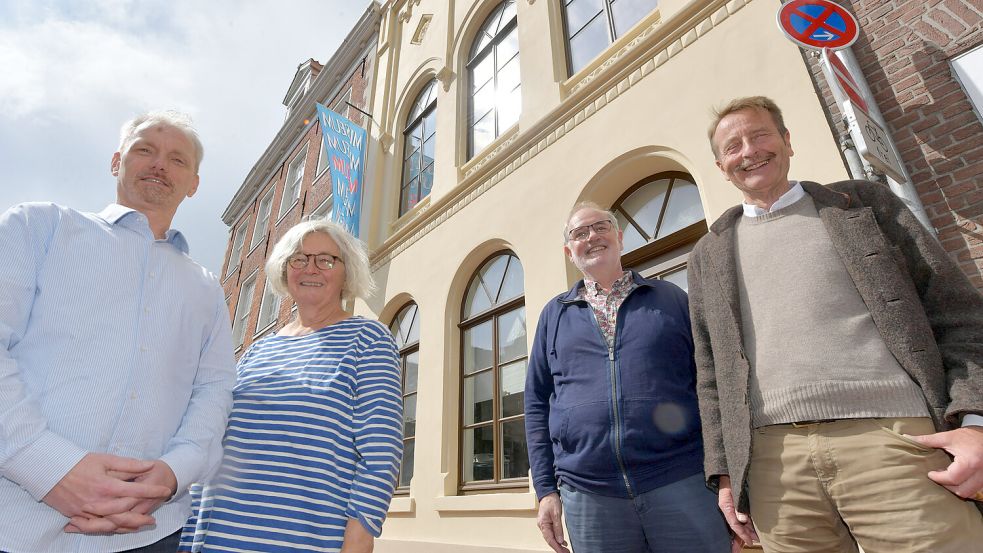 Museumsleiter Oliver Freise (von links), Vorsitzende des Heimatvereins Hilke Boomgaarden und Heinz Hauschild und Architekt Ejnar Tonndorf präsentieren das frisch sanierte Museum. Fotos: Ortgies