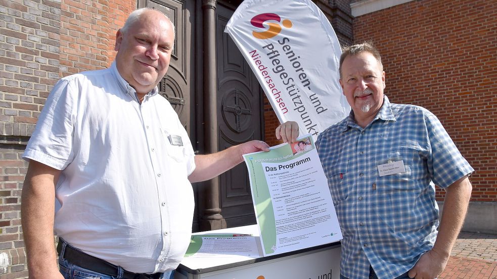 Die Mitorganisatoren Frank Schüür (links) vom Senioren- und Pflegestützpunkt (SPN) des Landkreises Leer und Pastor Dr. Klaus Bajohr-Mau vom Kirchenkreis Rhauderfehn freuen sich auf viele Besucher der Messe auf dem Campus der Hoffnungskirche in Westrhauderfehn. Foto: Ammermann