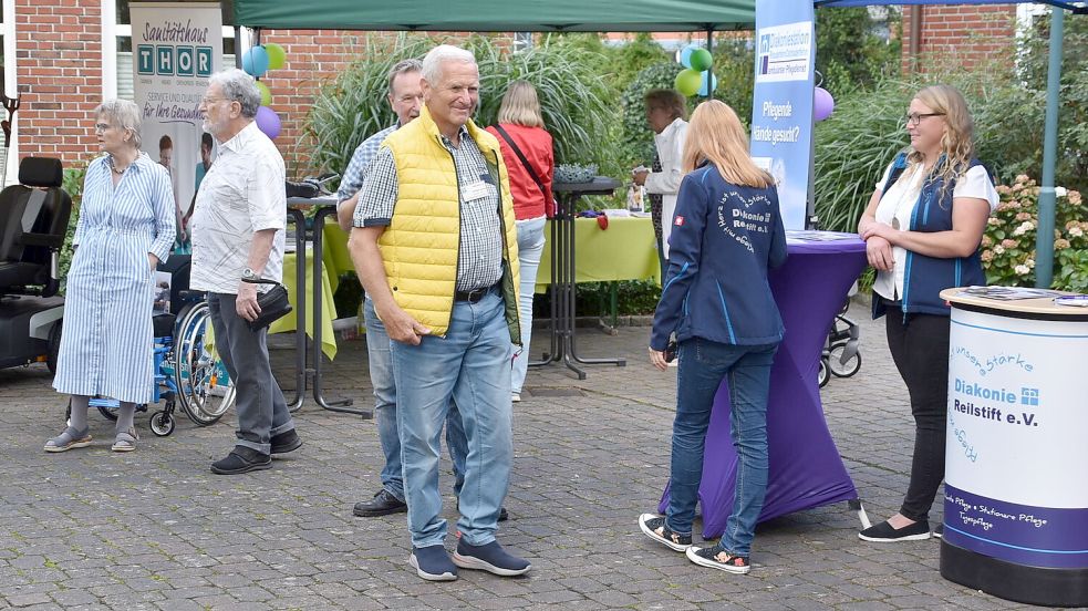 Gut besucht war am Samstag der Markt der Möglichkeiten zum Thema Pflege, Versorgung, Hilfs- und Unterstützungsmöglichkeiten auf dem Campus der Hoffnungskirche Westrhauderfehn. Foto: Ammermann