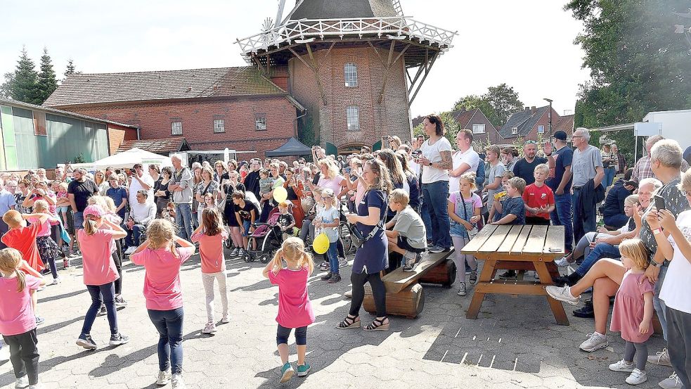 Die Vorführungen der Kinder zogen in Neermoor viele Zuschauer an. Foto: Stromann