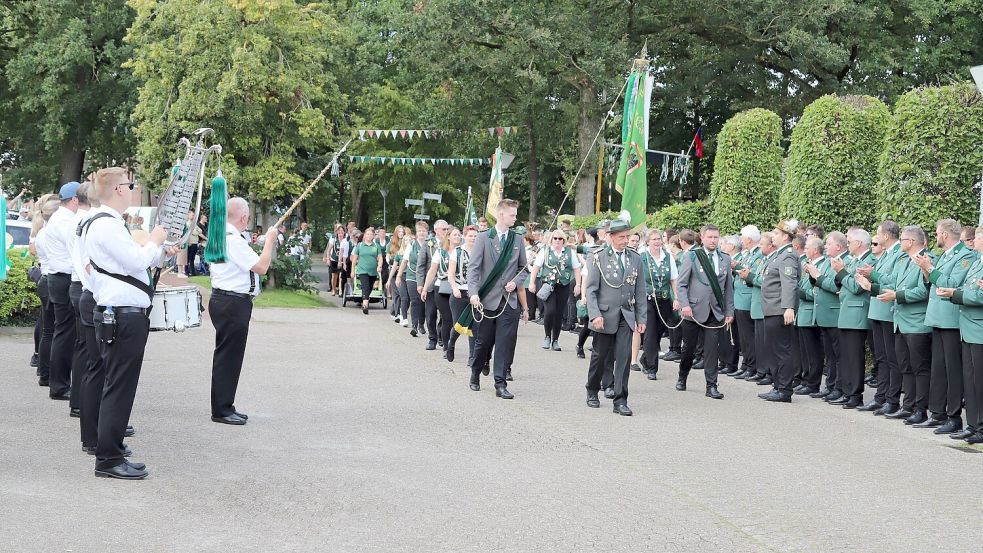 Der Empfang der auswärtigen Vereine hier SV KK Barßelermoor und Festumzug ist einer der Höhepunkte des Volksschützenfestes in Harkebrügge. Foto: Passmann