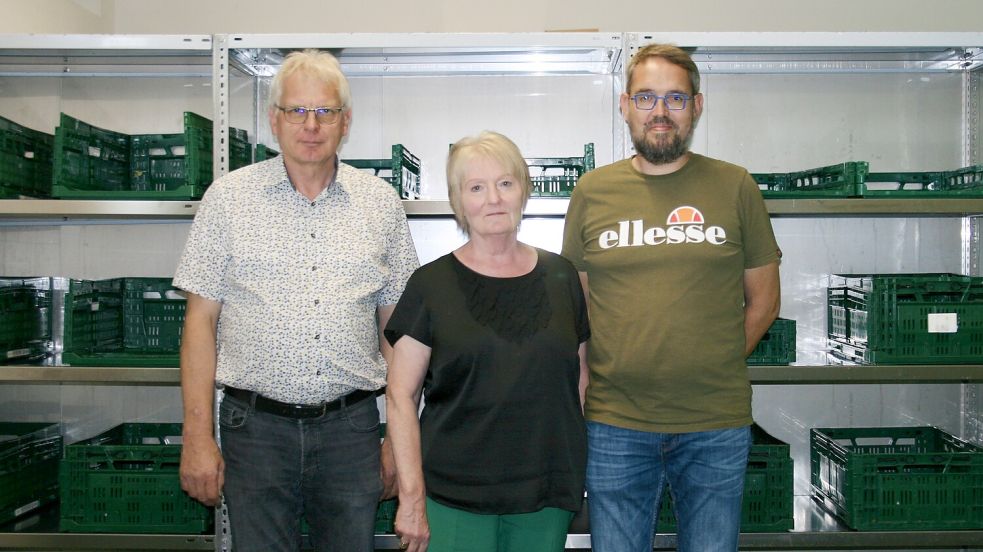 Helmut Fennen (Tafel-Vorsitzender, von links), Anne Rother (organische Ausgabe/Sortiment) und Uwe Schulz (Verwaltung) präsentieren die Räumlichkeiten. Foto: Hinderks