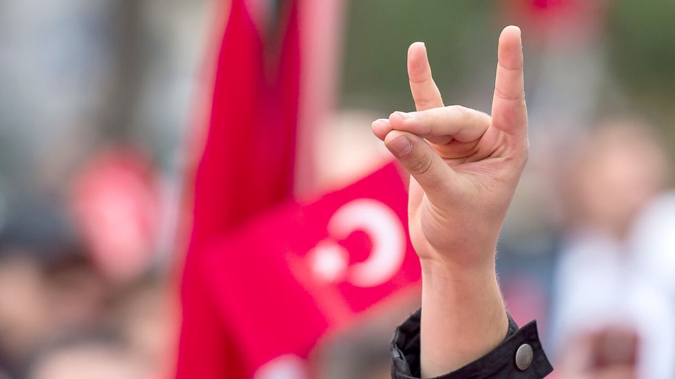 Der Handgruß der türkischen Rechtsextremisten. Foto: dpa/Peter Kneffel